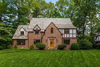 33 Dover Rd, Longmeadow, MA 01106