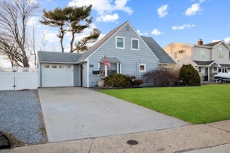 15 Elm Dr W, Levittown, NY 11756
