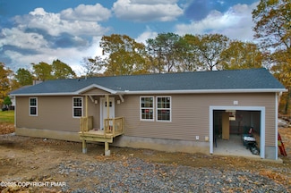 515 Hummingbird Ct, Pocono Mountain Lake Estates, PA 18324