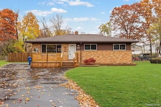 3880 Lotus Dr, Waterford, MI 48329