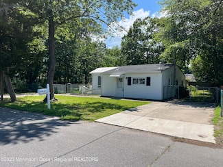 32 Poplar St, Waretown, NJ 08758