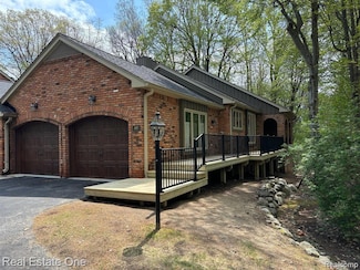 4017 Hidden Woods Dr, Bloomfield Hills, MI 48301