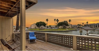 1608 Bayhouse Dr, Rockport, TX 78382