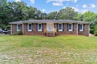 5913 Hyde Park Dr, High Point, NC 27263