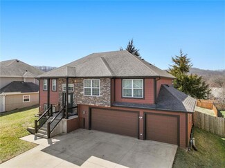 922 S 17th St, Leavenworth, KS 66048