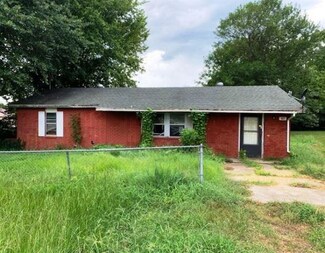 107 S Oak St, Hackett, AR 72937