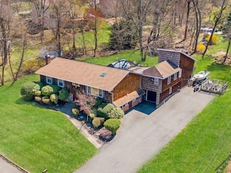 2 Aura Dr, Valley Cottage, NY 10989