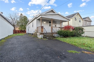 1522 Valley Dr, Syracuse, NY 13207