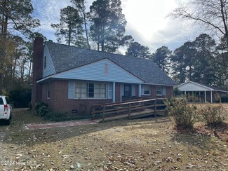 13520 Oakwood Dr, Laurinburg, NC 28352