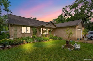 37209 Curwood Dr, Sterling Heights, MI 48310