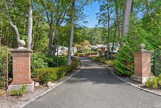 250 Manor Rd, Huntington, NY 11743