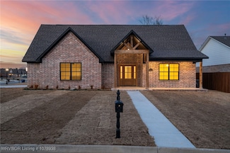 8301 Mclaren Dr, Fort Smith, AR 72916