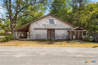 302 Crockett St, Martindale, TX 78655