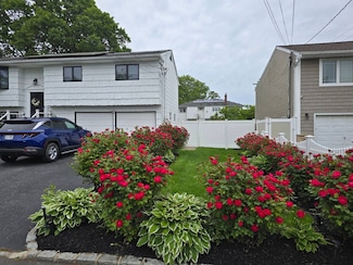 100 Trouville Rd, Copiague, NY 11726