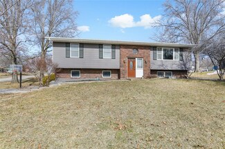 1020 Park Ln, Pella, IA 50219