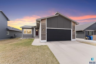 2209 S Ronsiek Ave, Sioux Falls, SD 57106
