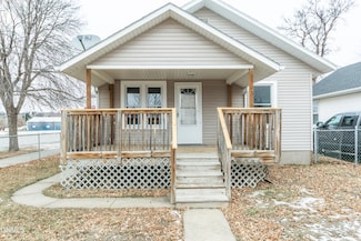 1010 4th St SW, Mandan, ND 58554