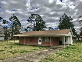 300 Beverly Cir, Crystal Springs, MS 39059
