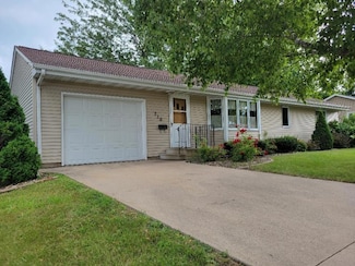 710 3rd St SW, Wells, MN 56097