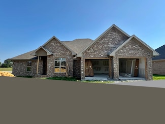 104 Scarlette Ln, Muscle Shoals, AL 35661