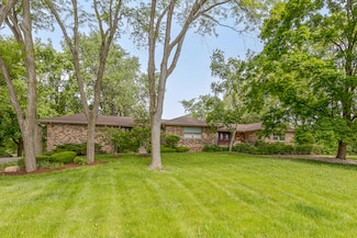 67 Watergate Dr, South Barrington, IL 60010
