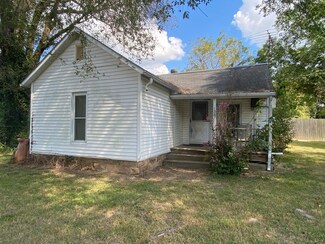 150 N Church St, Everton, MO 65646