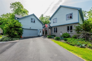 243 Creekwood Dr, Rochester, NY 14626