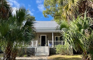 124 8th St, Apalachicola, FL 32320