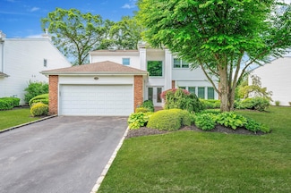 120 Fairway View Dr, ComMacK, NY 11725