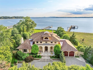 5 Half Moon Ln, Port Washington, NY 11050