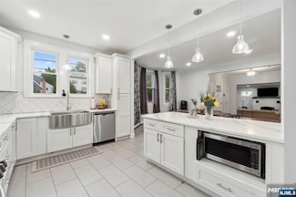 36 Lindbergh Blvd, Teaneck, NJ 07666