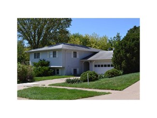 1120 Thiher Dr, Hiawatha, IA 52233
