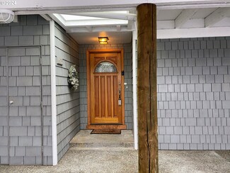 605 N Tomahawk Island Dr, Portland, OR 97217