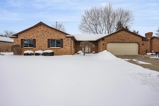 692 Pilgrim Dr E, Saginaw, MI 48638