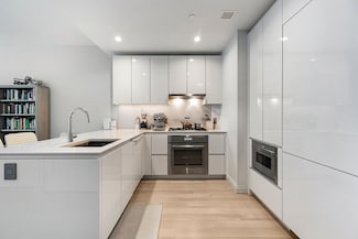 133 Seaport Blvd Unit 1701, Boston, MA 02210