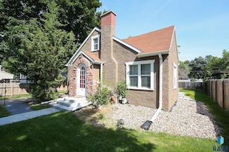 528 W 1st St, Sioux Falls, SD 57104