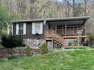680 Army Camp Rd, Prince, WV 25907