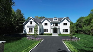 8 Linden Ln, East Norwich, NY 11732