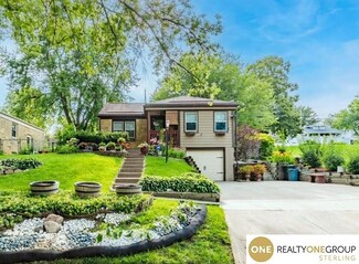 71 Country Club Rd, Omaha, NE 68127