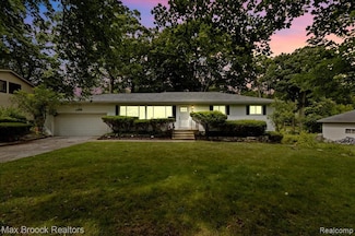 2265 Denby Dr, Waterford, MI 48329