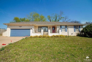 1039 W Chestnut St, Junction City, KS 66441