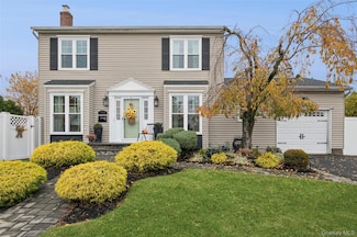 62 14th St, Hicksville, NY 11801