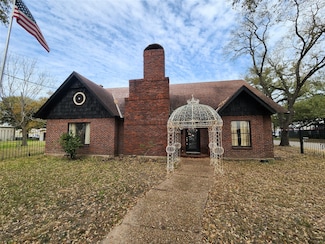 114 N 2nd St, Conroe, TX 77301