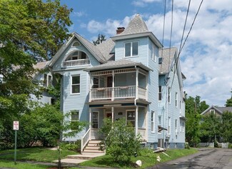 17 Trumbull Rd Unit 2R, Northampton, MA 01060