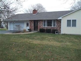 34 Hezekiah St, Somerset, MA 02725