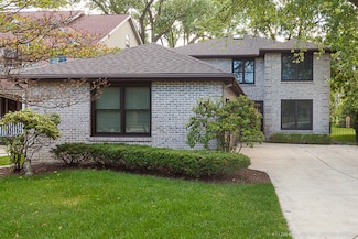 223 Woodstock Ave, Clarendon Hills, IL 60514