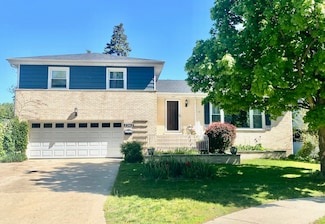 2362 Dewes St, Glenview, IL 60025