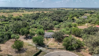 520 Sara Ln, Lytle, TX 78052