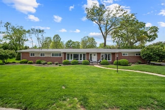 2 Sleepy Hollow Ln, Saint Louis, MO 63132