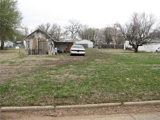 523 E 2nd Ave, Garnett, KS 66032